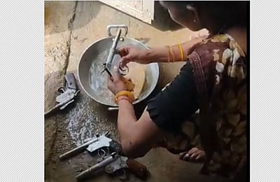 துப்பாக்கியை கழுவும் விடியோ: விழித்துக்கொண்ட காவல்துறை; பிறகென்ன சம்பவம்தான்!