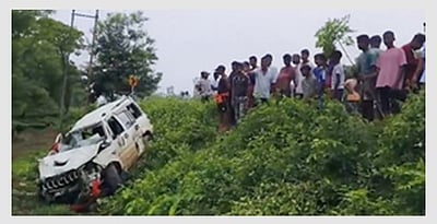 மேற்கு வங்கம்:  பக்தர்கள் மீது கார் மோதியதில் 6 பேர் பலி