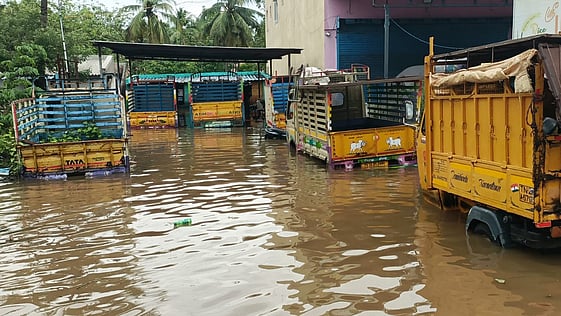 கொல்லப்பட்டியில் வீடுகளுக்குள் புகுந்த மழை நீா்.