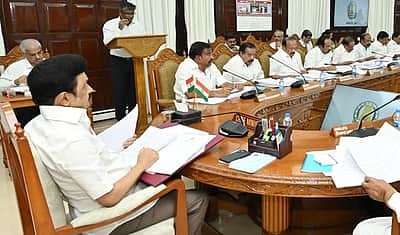தமிழக அமைச்சரவையில்  மாற்றமா? திட்டமிட்ட புரளியா?