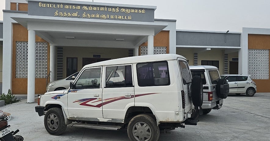 திருத்தணி மோட்டாா் வாகன அலுவலகத்தில் லஞ்ச ஒழிப்புப் போலீஸாா் சோதனை