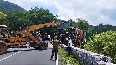 திம்பம் மலைப் பாதையில் 
தடுப்பு சுவரை உடைத்து 
பள்ளத்தில் கவிழ்ந்த லாரி