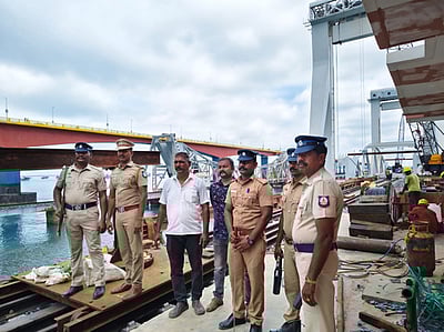 சுதந்திர தினம்: பாம்பன் ரயில் பாலத்தில் துப்பாக்கி ஏந்திய போலீஸாா் பாதுகாப்பு