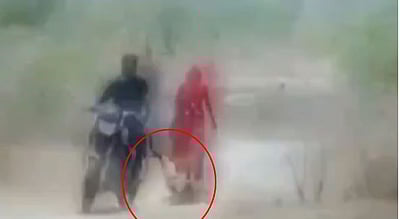 ராஜஸ்தானில் மனைவியை பைக்கில் கட்டி இழுத்துச் சென்ற கணவர் கைது 