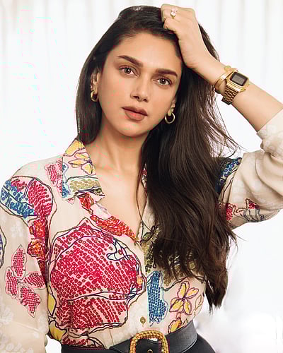 காதலால் தித்திக்கும் கணங்கள்... அதிதி ராவ்!