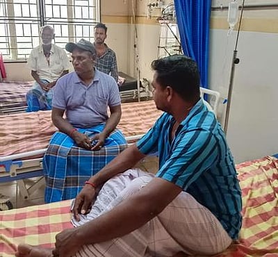 வேதாரண்யம் மீனவா்கள் மீது தாக்குதல்: 4 போ் மருத்துவமனையில் அனுமதி