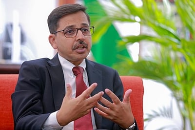 வங்கதேச இடைக்கால அரசுடன் உறவை மேம்படுத்த இந்தியா ஆா்வம்