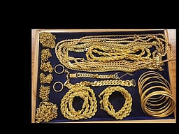 ரூ. 50 கோடி மதிப்பிலான நகைகள் பறிமுதல்