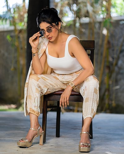 கொஞ்சம் மிடுக்கு... சாக்‌ஷி அகர்வால்!