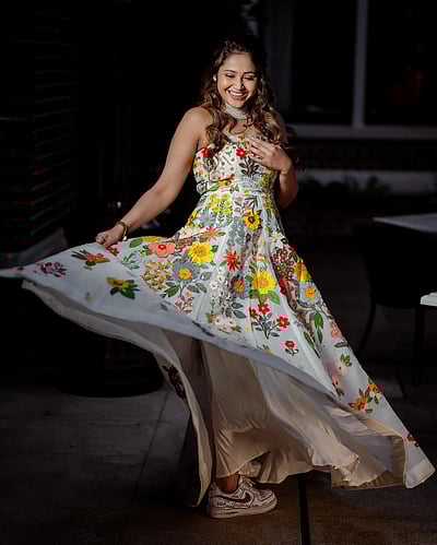 வண்ண வண்ண பூக்கள்... பிரியா அட்லி!