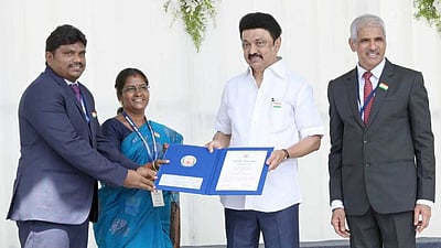 கோவைக்கு சிறந்த மாநகராட்சி விருது: முதல்வா் மு.க.ஸ்டாலின் வழங்கினாா்