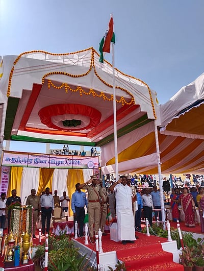 சுதந்திர தின விழா: காரைக்காலில் கொடியேற்றினார் அமைச்சர் திருமுருகன்!