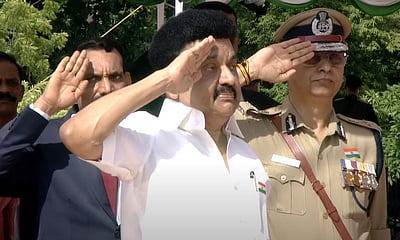 கோட்டை கொத்தளத்தில் தேசியக் கொடியேற்றினார் முதல்வா் மு.க.ஸ்டாலின்