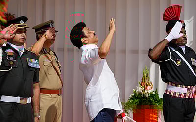 கோட்டை கொத்தளத்தில் தேசியக் கொடியை ஏற்றிய முதல்வர் - புகைப்படங்கள்