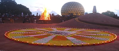 ஸ்ரீஅரவிந்தா் பிறந்த நாள்:
ஆரோவில் சா்வதேச நகரில் கூட்டுத் தியானம்