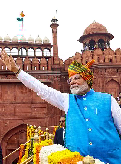 செங்கோட்டையில் மோடி!