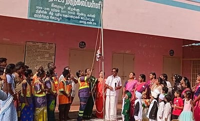 மாநகரின் 3 இடங்களில் தேசிய கொடி ஏற்றிய தூய்மைப் பணியாளா்கள்!