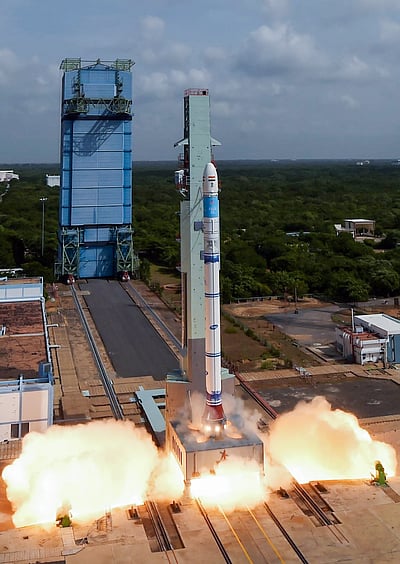 விண்ணில் சீறி பாய்ந்தது எஸ்.எஸ்.எல்.வி - டி3 ராக்கெட் - புகைப்படங்கள்