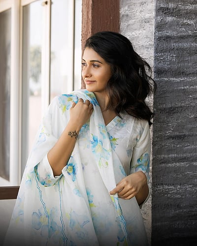 பனி விழும் மலர் வனம்... பிரியா பவானி சங்கர்!