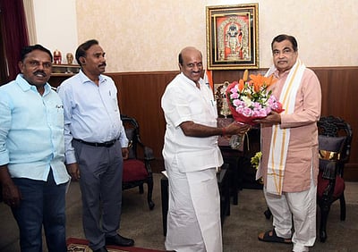 மேம்பாலம் கட்ட நிதி ஒதுக்கக் கோரி நிதின் கட்கரியிடம் புதுவை அமைச்சா் மனு