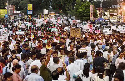 நாடு முழுவதும் மருத்துவா்கள் போராட்டம்: சேவைகள் கடும் பாதிப்பு