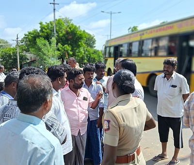 தொடா் மழையால் வீடுகளுக்குள் புகுந்த கழிவு நீா்: தாந்தோணிமலையில் மறியல்