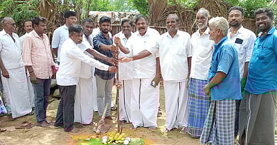 அந்தியூரில் ரூ.1.44 கோடியில் தாா் சாலைப் பணி தொடக்கம்