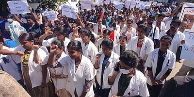 மருத்துவா்கள் பணிகளை
புறக்கணித்துப் போராட்டம்