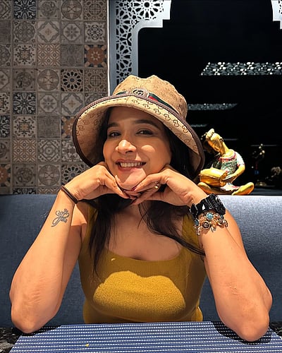 பாங்காக்கில் பெண்புறா... சாக்‌ஷி அகர்வால்!