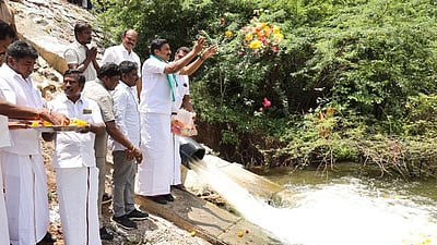 அத்திக்கடவு-அவிநாசி திட்டத்தில் குன்னத்தூா் ஏரிக்கு நீா்வரத்து:
அமைச்சா் மு.பெ.சாமிநாதன் மலா்தூவி வரவேற்பு