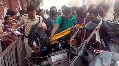 விபத்தில் அப்பளம் போல் நொறுங்கிய ஆட்டோ! உள்ளே இருந்த குழந்தைகளின் கதி..?