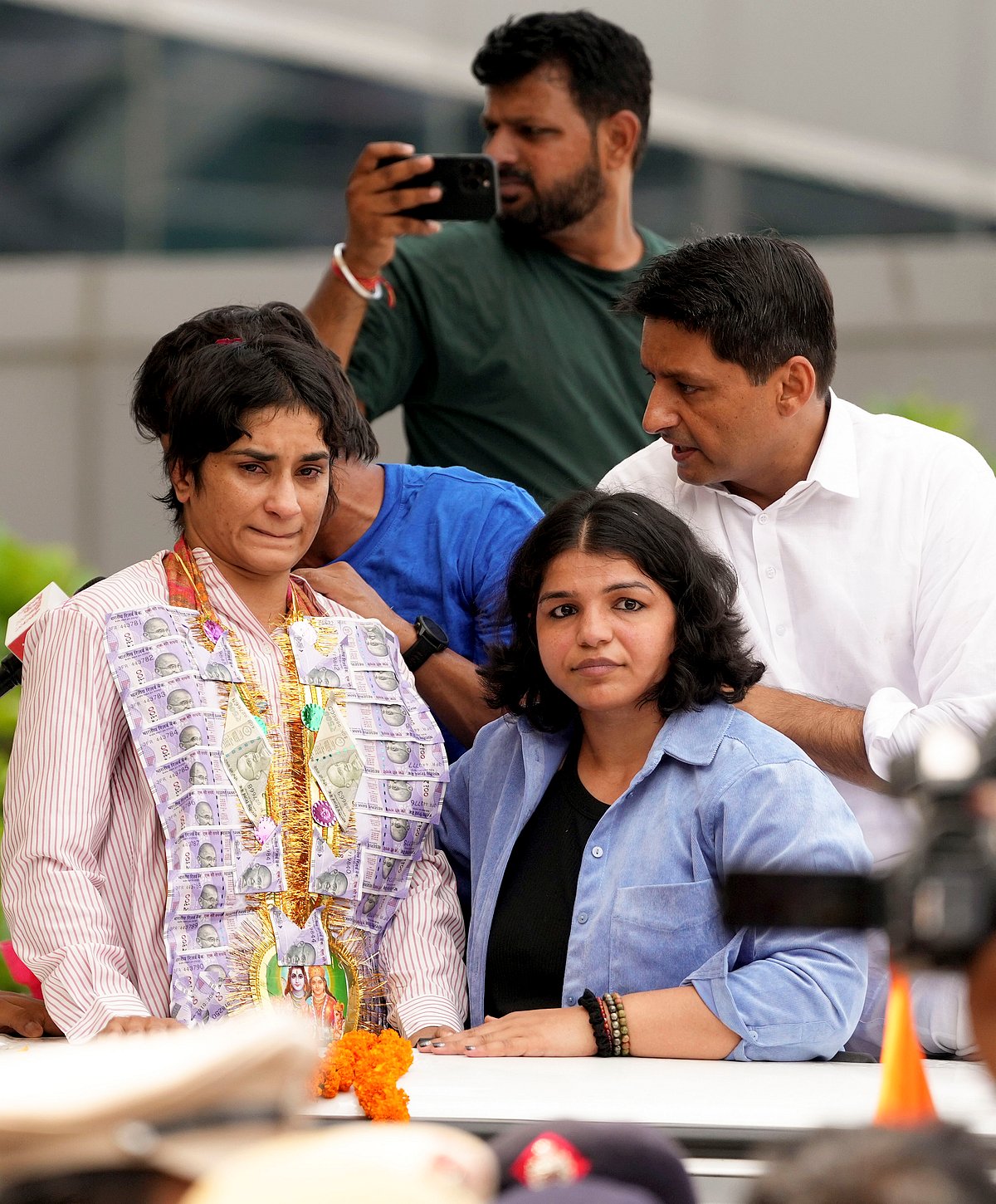 கண்ணீருடன்.. வினேஷ் போகத்