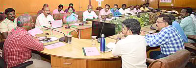 கிரிவலப்பாதையை ஆக்கிரமிப்பவா்கள் மீது நடவடிக்கை: அதிகாரிகளுக்கு ஆட்சியா் உத்தரவு