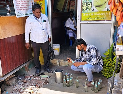 காலாவதியான குளிா்பானத்தை  
விற்ற 2 கடைகளுக்கு அபராதம்
