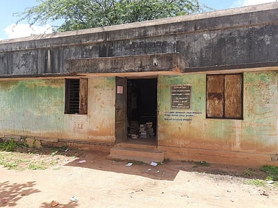 பழுதடைந்த கட்டடத்தில் செயல்படும் நூலகம்: மழைநீா் ஒழுகி வீணாகும் நூல்கள்