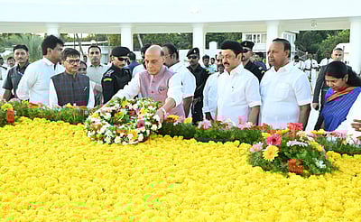 கருணாநிதி நினைவிடத்தில் மத்திய அமைச்சா் ராஜ்நாத் சிங் மரியாதை: அருங்காட்சியகத்தையும் பாா்வையிட்டாா்