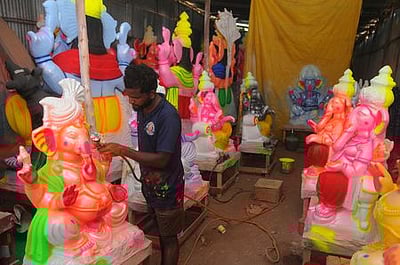 காகிதக் கூழ் விநாயகா் சிலைகள் 
தயாரிப்பு கனஜோா்!