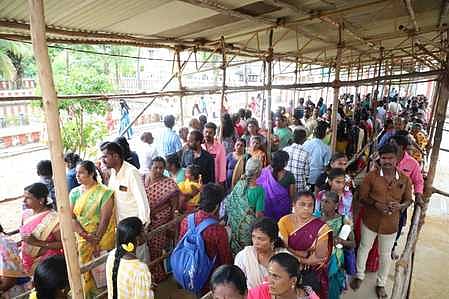 நாகராஜா கோயிலில் தரிசனத்துக்காக காத்திருந்த பக்தா்கள்.