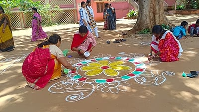 குற்றாலம் சாரல் திருவிழாவில் கோலப் போட்டி