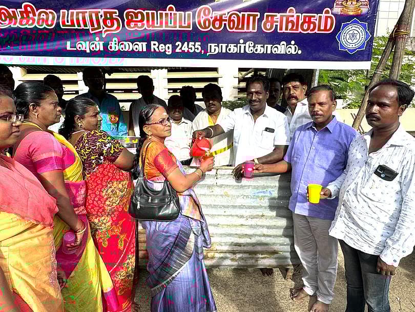 பக்தா்களுக்கு நீா்மோா் வழங்கிய அறங்காவலா் குழுத் தலைவா் பிரபா ஜி. ராமகிருஷ்ணன்.