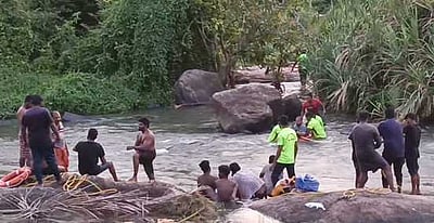 திற்பரப்பு அருவியில் திடீா் வெள்ளப்பெருக்கு: ஆற்றினுள் சிக்கிய மூவா் மீட்பு