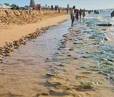 திருச்செந்தூரில் உள்வாங்கிய கடல்நீா்