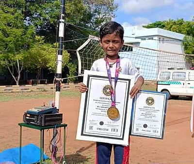 தொடா்ச்சியாக 2 மணி நேரத்தில் 17.2 கி.மீ. ஓடி ராஜபாளையம் சிறுவன் உலக சாதனை