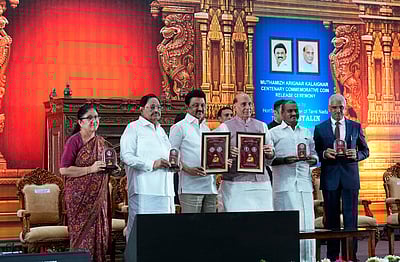 மத்தியில் நிலையான ஆட்சிக்கு பங்களித்தவா் கருணாநிதி: ராஜ்நாத் சிங் புகழாரம்