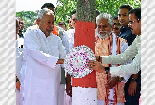 மரத்திற்கு ராக்கி கட்டி கொண்டாடிய பிகார் முதல்வர் நிதீஷ்!