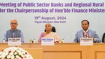 பொதுத்துறை வங்கிகள் வைப்புத் தொகையை அதிகரிக்க நிதியமைச்சர் வலியுறுத்தல்  