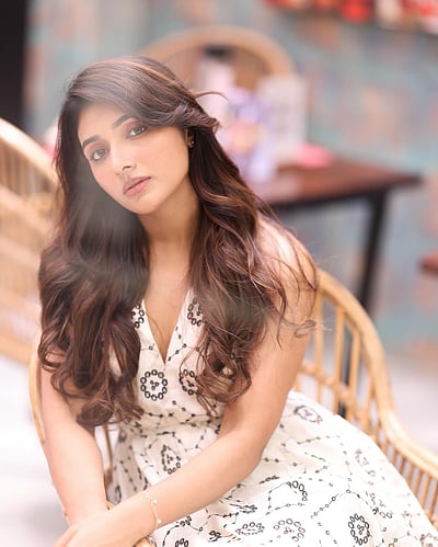 யாரைத் தேடுகின்றன மிர்னாவின் கண்கள்?