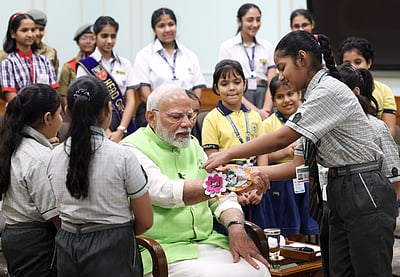 ரக்ஷா பந்தன்: பிரதமர் மோடிக்கு ராக்கி கட்டிய பள்ளி மாணவிகள்!