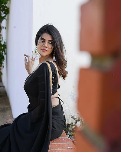 கார்கால நிறம்.. நிவிஷா!