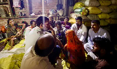 ரேபரேலியில் சுட்டுக் கொல்லப்பட்ட தலித் இளைஞரின் குடும்பத்தை சந்தித்த ராகுல்!